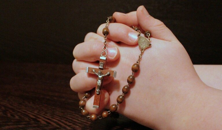 what-to-wear-to-a-rosary-service-catholics-bible